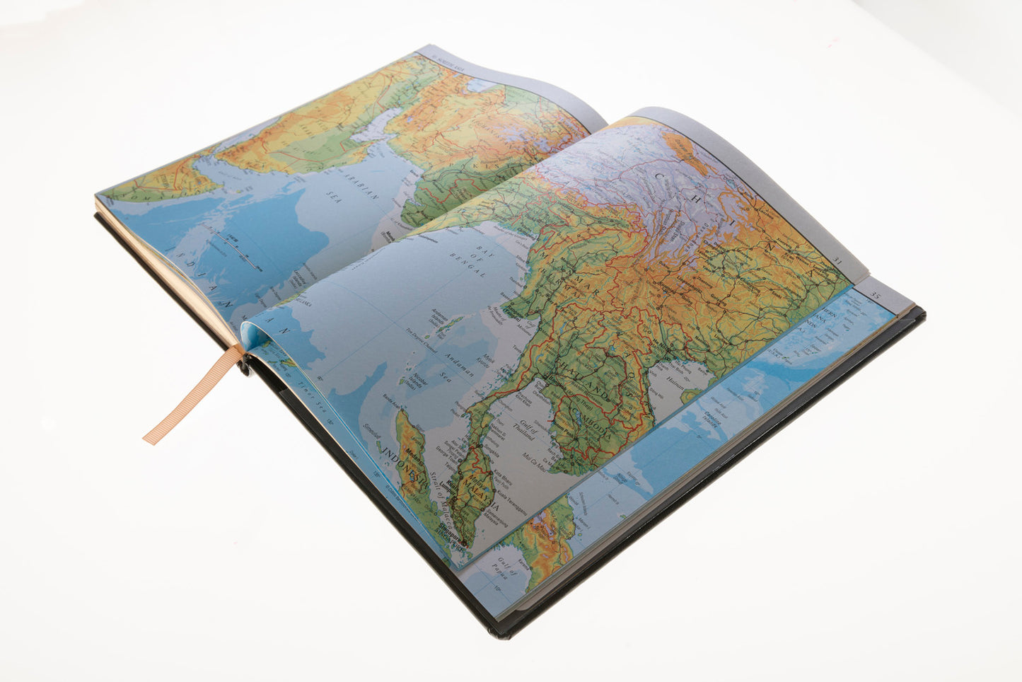Financial Times - 2024 - Desk Diary - Week to View - Claret (DCC-24)