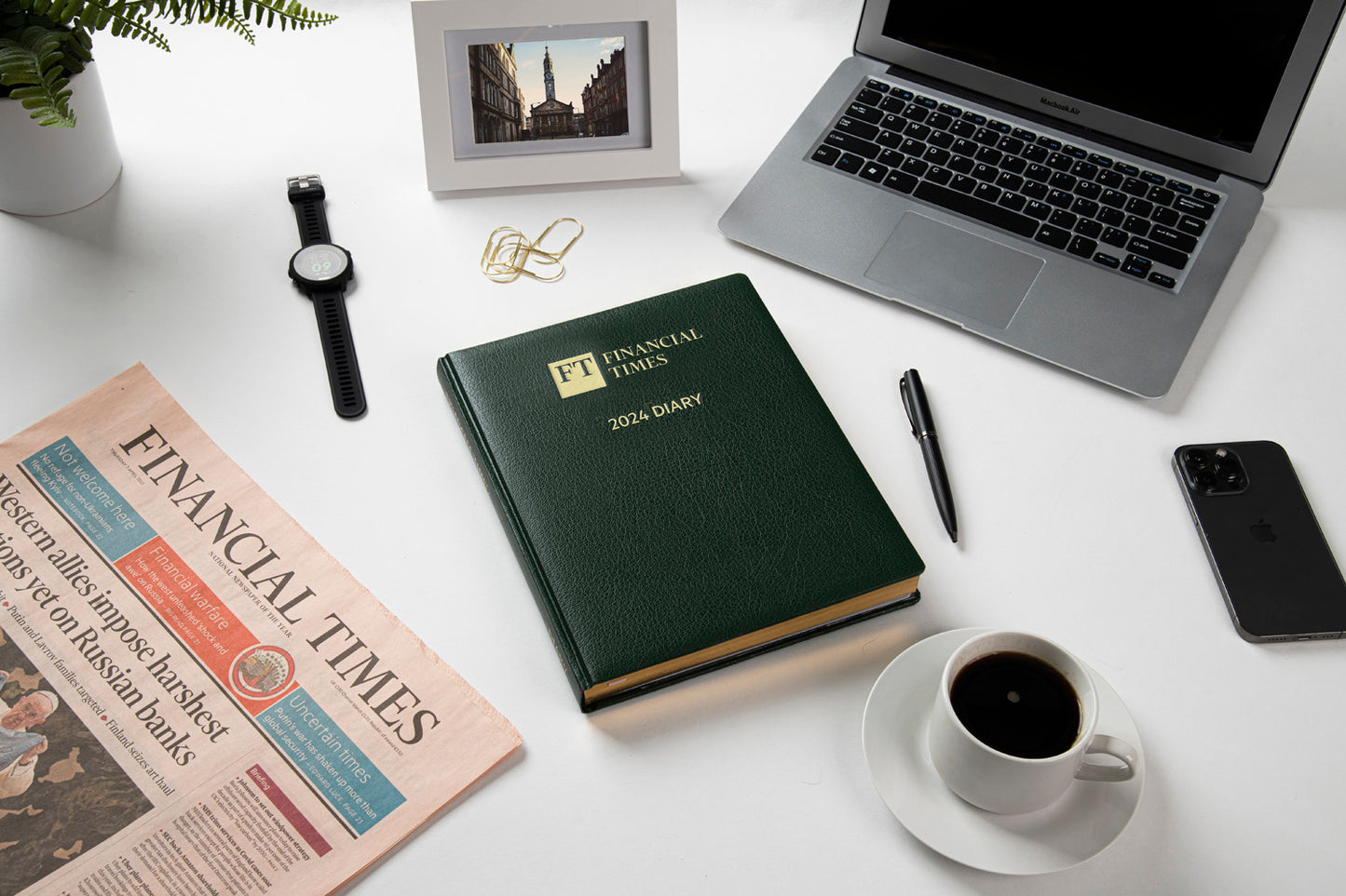 Financial Times - 2024 - Desk Diary (Pink paper) - Day a Page - Black (DPC-24)